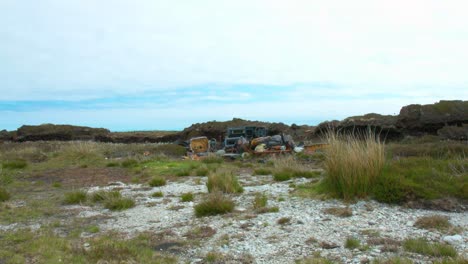 Gran-Angular-De-Un-Vehículo-Abandonado-Utilizado-En-La-Recolección-De-Turba-Y-El-Impacto-Ambiental-Que-Estos-Viejos-Vehículos-Causan-En-El-Paisaje-Local