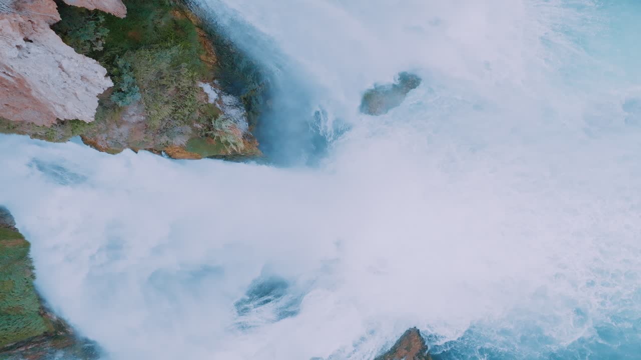 폭포 의 높은 각도 에서 볼 수 있는 모습