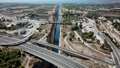 Vista-Del-Canal-De-Corinto-Y-Las-Carreteras-Que-Lo-Cruzan