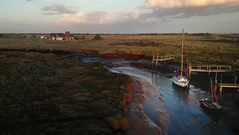 Segelboote,-Die-In-Der-Mündung-Mit-Abend-Mit-Goldenem-Sonnenlicht-Angedockt-Sind