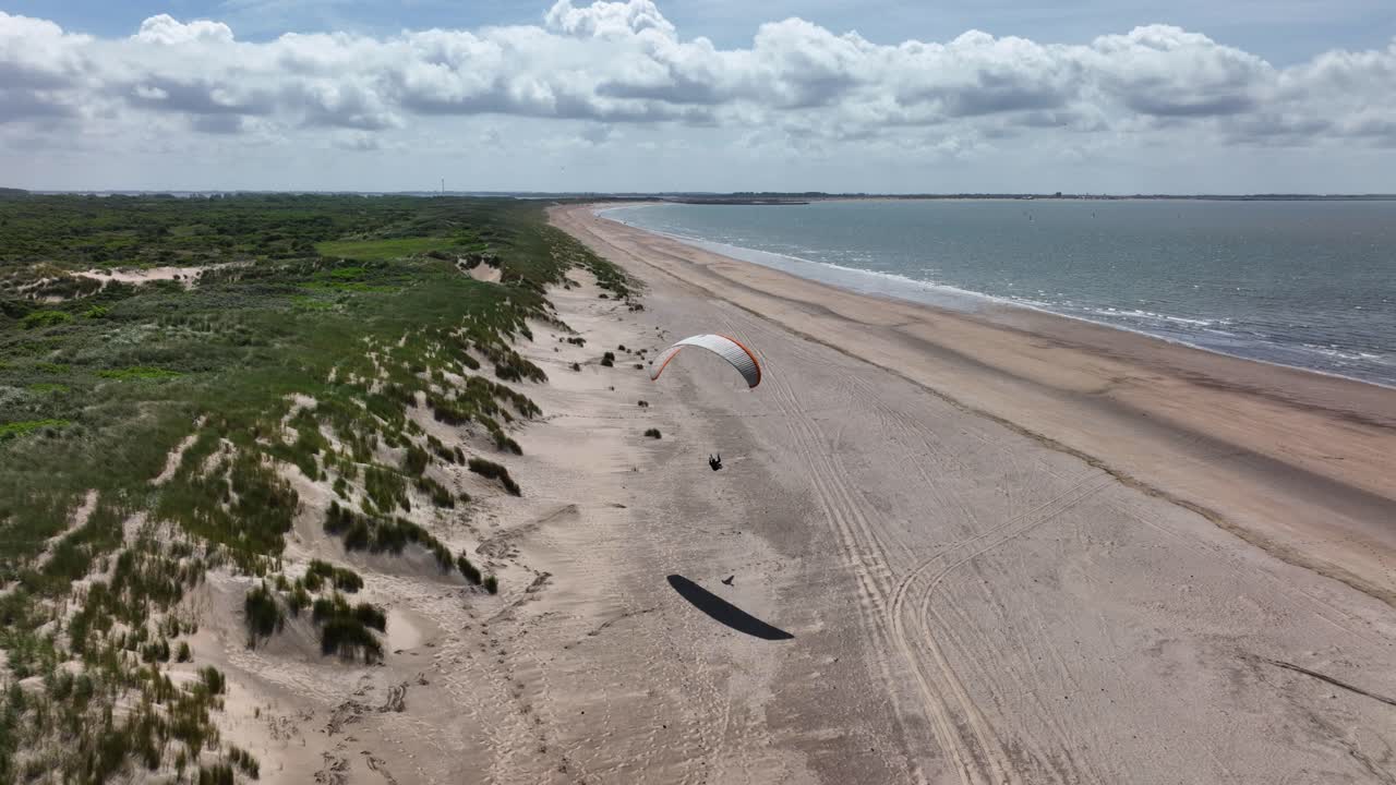 parapente solitario volando en la costa de los países bajos, vista aérea