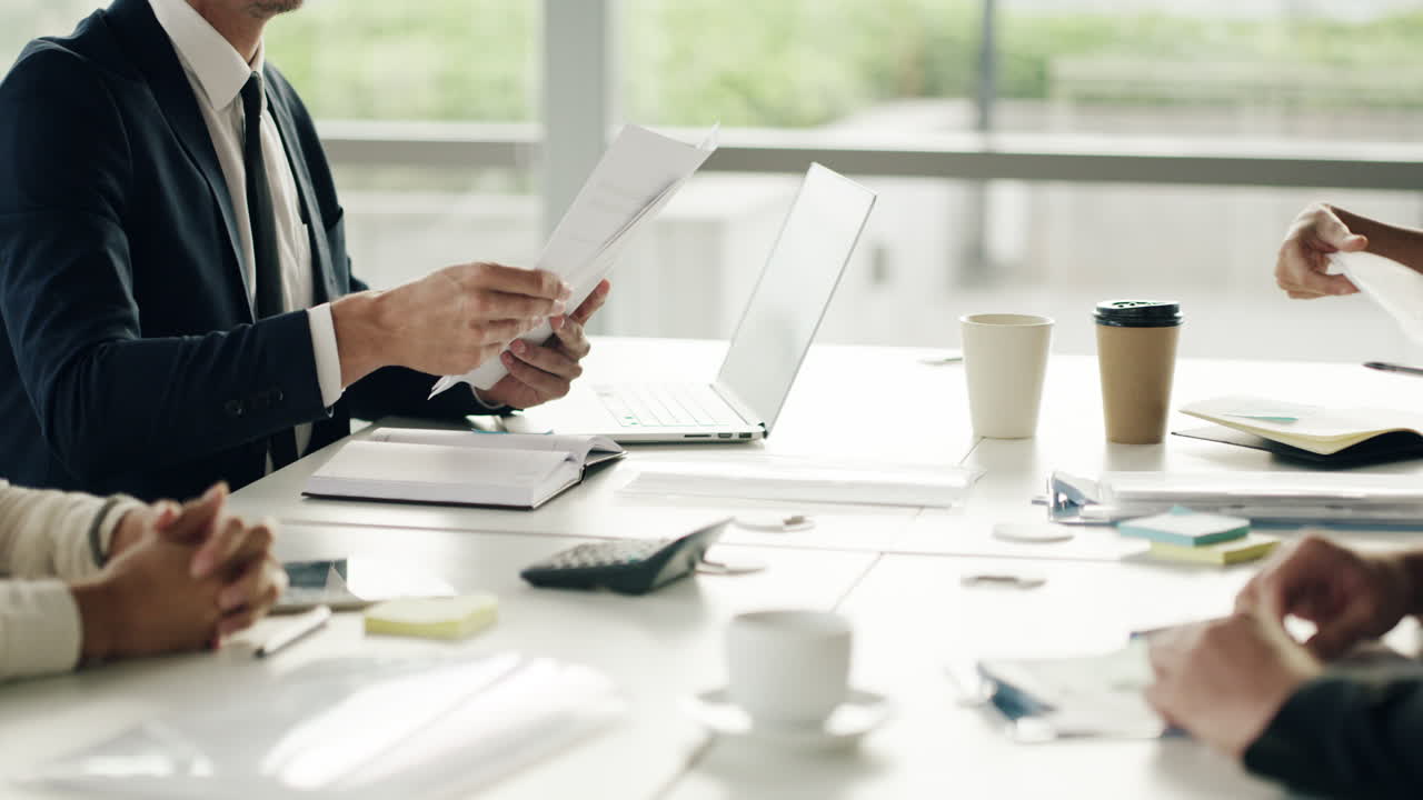 断固たる計画のコピーを 配布しています