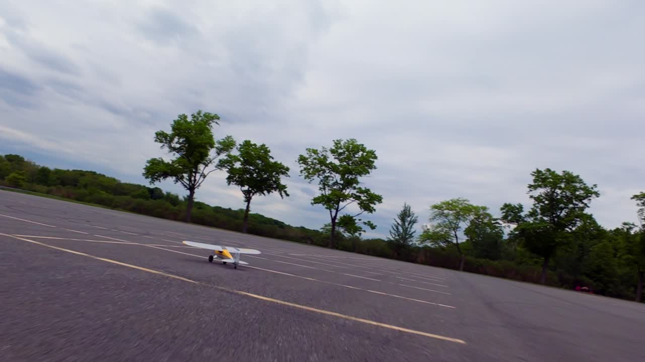 공중 fpv 드론 뷰, 구름이 많은 날 큰 주차장 위를 날아다니고