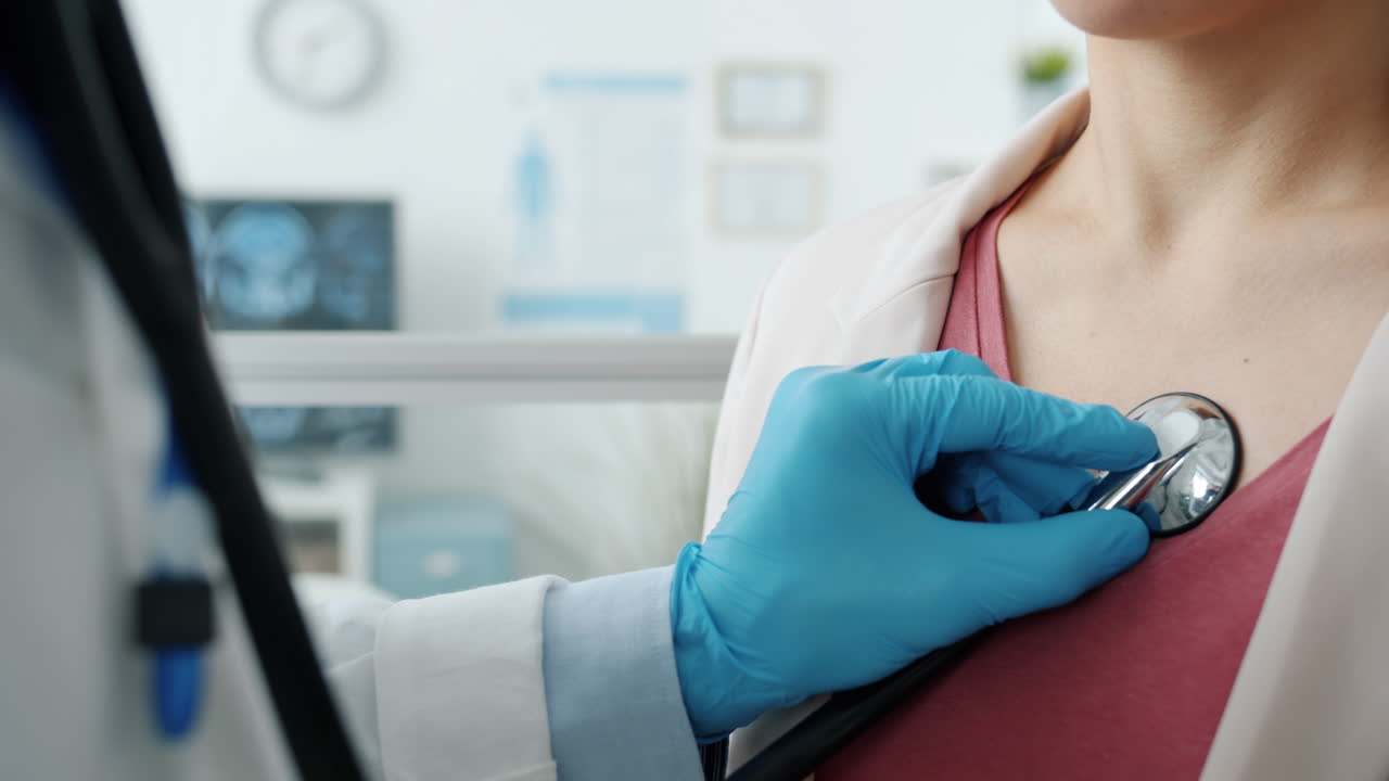 환자의 심장을 검사하는 의사