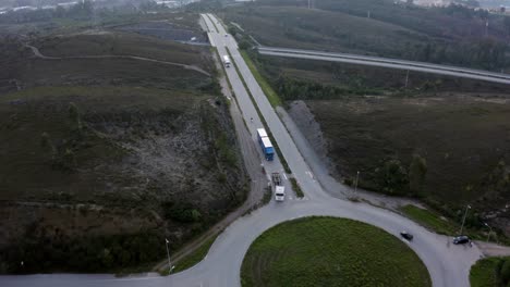 Autos-Und-Sattelschlepper-Fahren-Am-Frühen-Morgen-In-Portugal-Am-Kreisverkehr