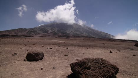 kilimanjaro desde una distancia trekker cruza