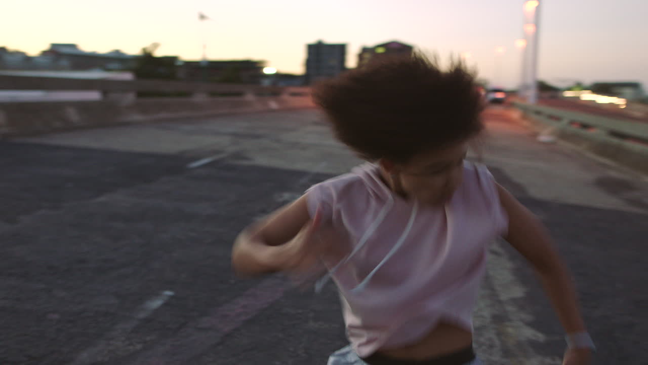 bailarina de estilo libre de moda practicando la coreografía