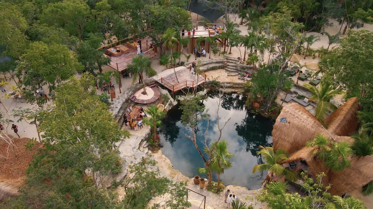imágenes de drones de 4k de vesica y cenote maya en el corazón de la jungla de tulum