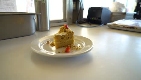 Una-Rebanada-De-Pastel-En-Un-Plato