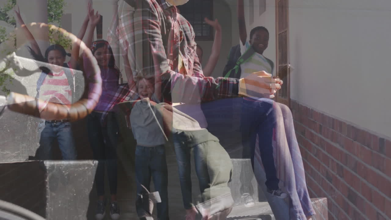 학교 복도에서 점프하는 아이들을 상대로 스마트폰을 사용하는 얼굴 마스크를 착용한 여성