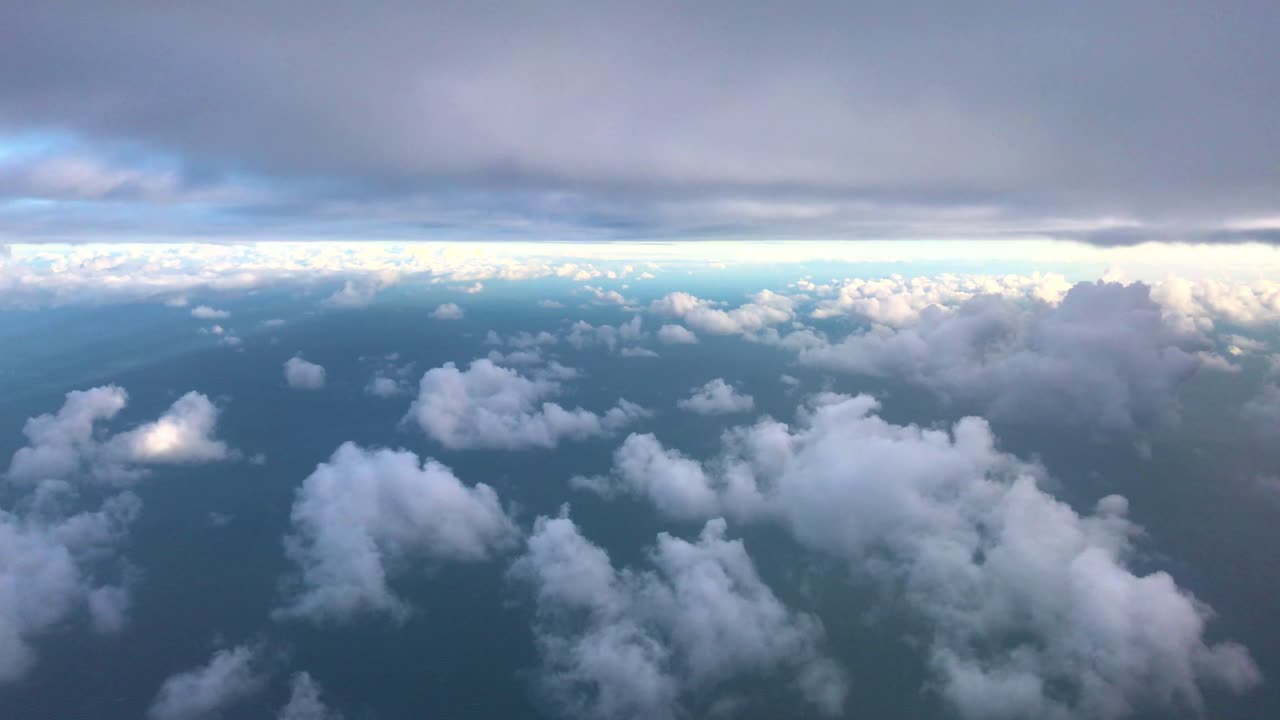 volando entre dos formaciones de nubes diferentes, cirrocumulus por debajo y estratos por encima