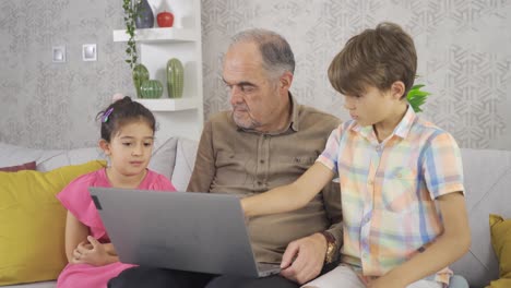 The-old-man-who-can't-use-the-computer.