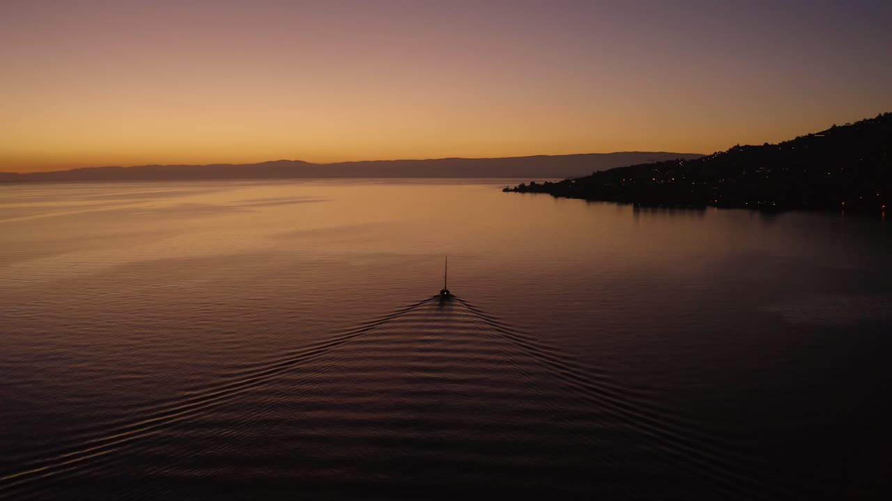 Barca a vela sul Lago Lemano con splendidi colori al tramonto, di fronte a Cully, Lavaux - Svizzera.