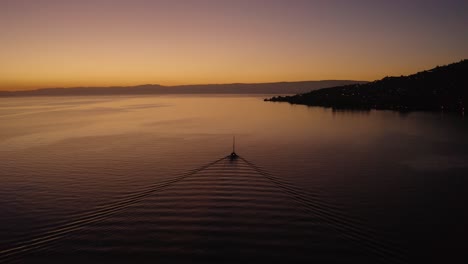 siguiendo el velero en el lago laumann con hermosos colores del atardecer frente a cully, lavaux, suiza