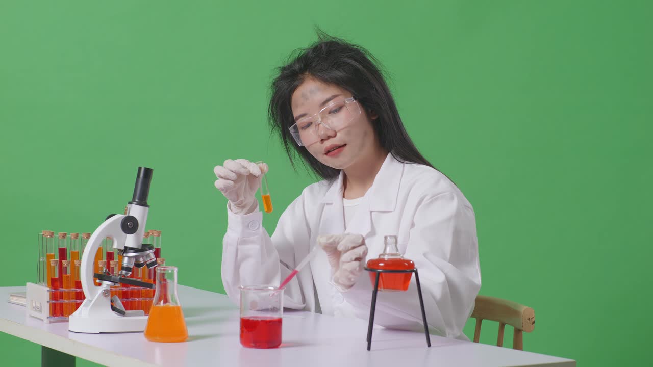 실험실 실험을 하는 과학자