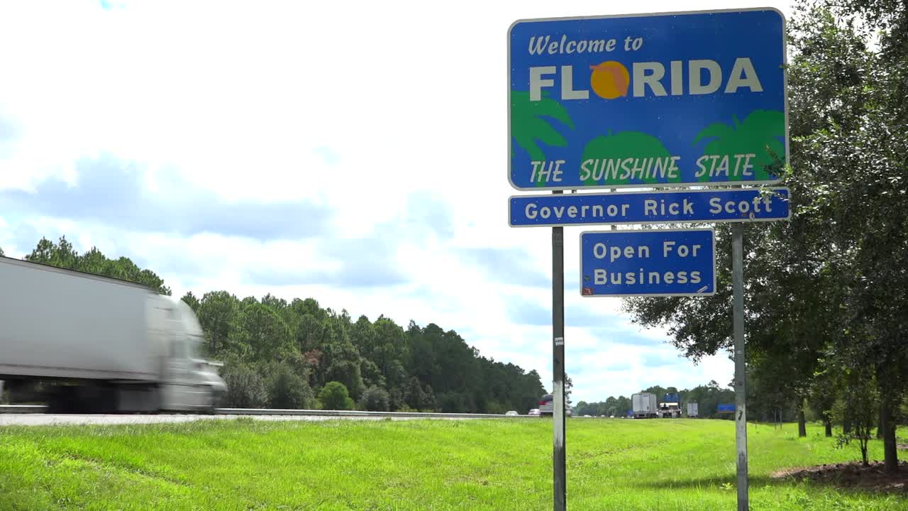 고속도로 표지판은 플로리다 방문객을 환영합니다.