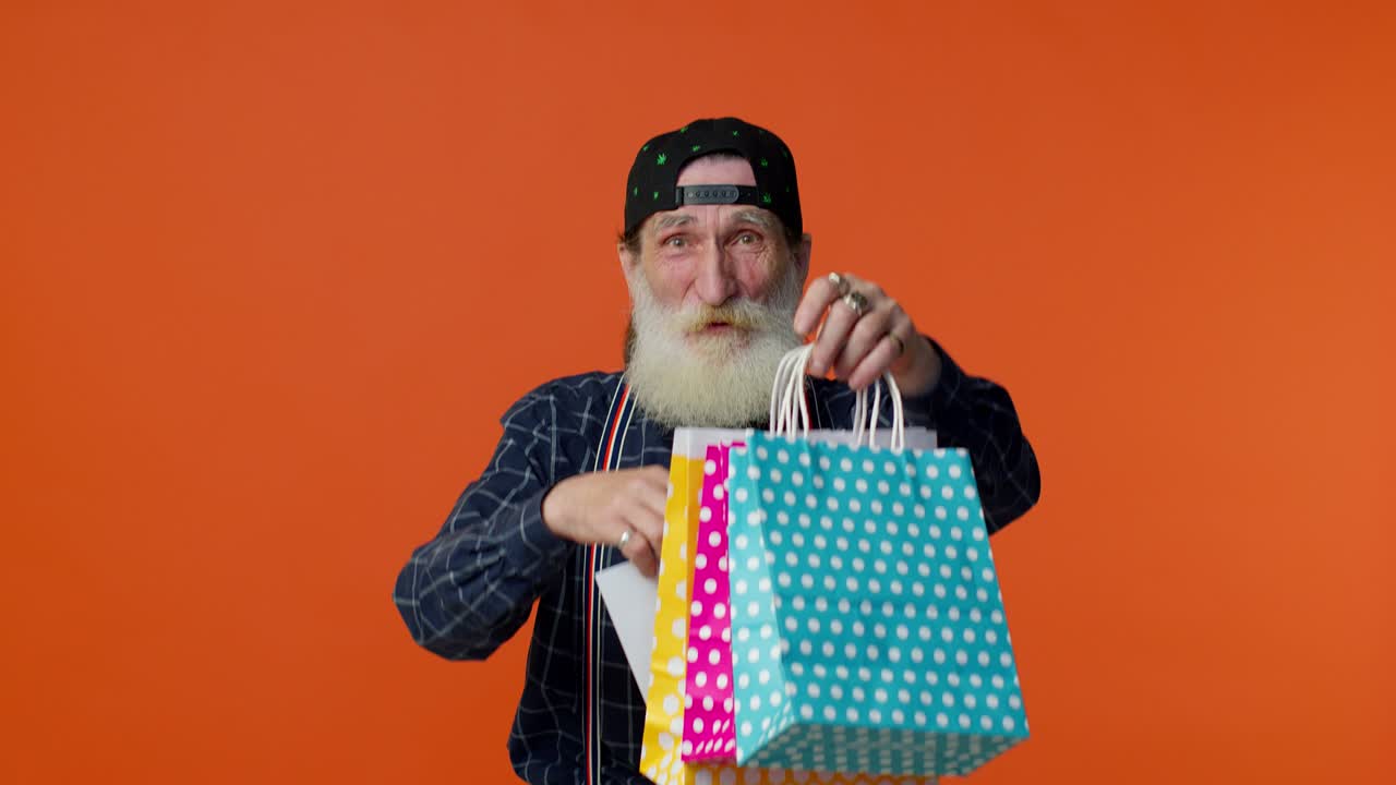 노인 수염 남자가 판매 문장 배너 텍스트, 광고 할인, 낮은 휴일 가격을 보여줍니다.