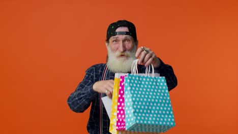 hombre de edad avanzada con barba mostrando texto de pancarta de inscripción de venta, descuentos publicitarios, precios bajos de vacaciones