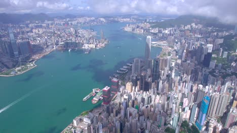 vista aérea épica del puerto de victoria en un día despejado, con nubes gruesas y luz solar