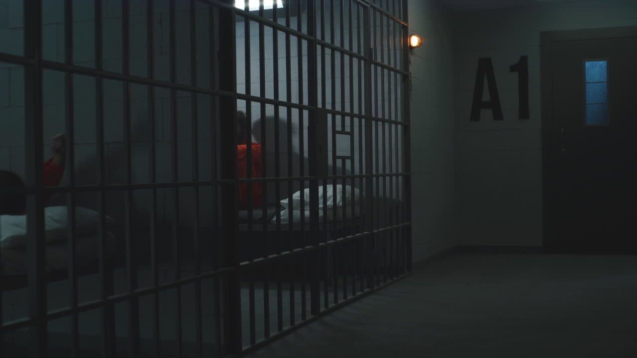 los delincuentes culpables se acuestan y se sientan en las camas de las celdas.