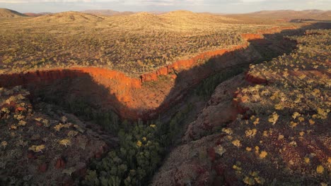 Dales-Gorge-Al-Atardecer-En-El-Parque-Nacional-Karijini,-Australia-Occidental