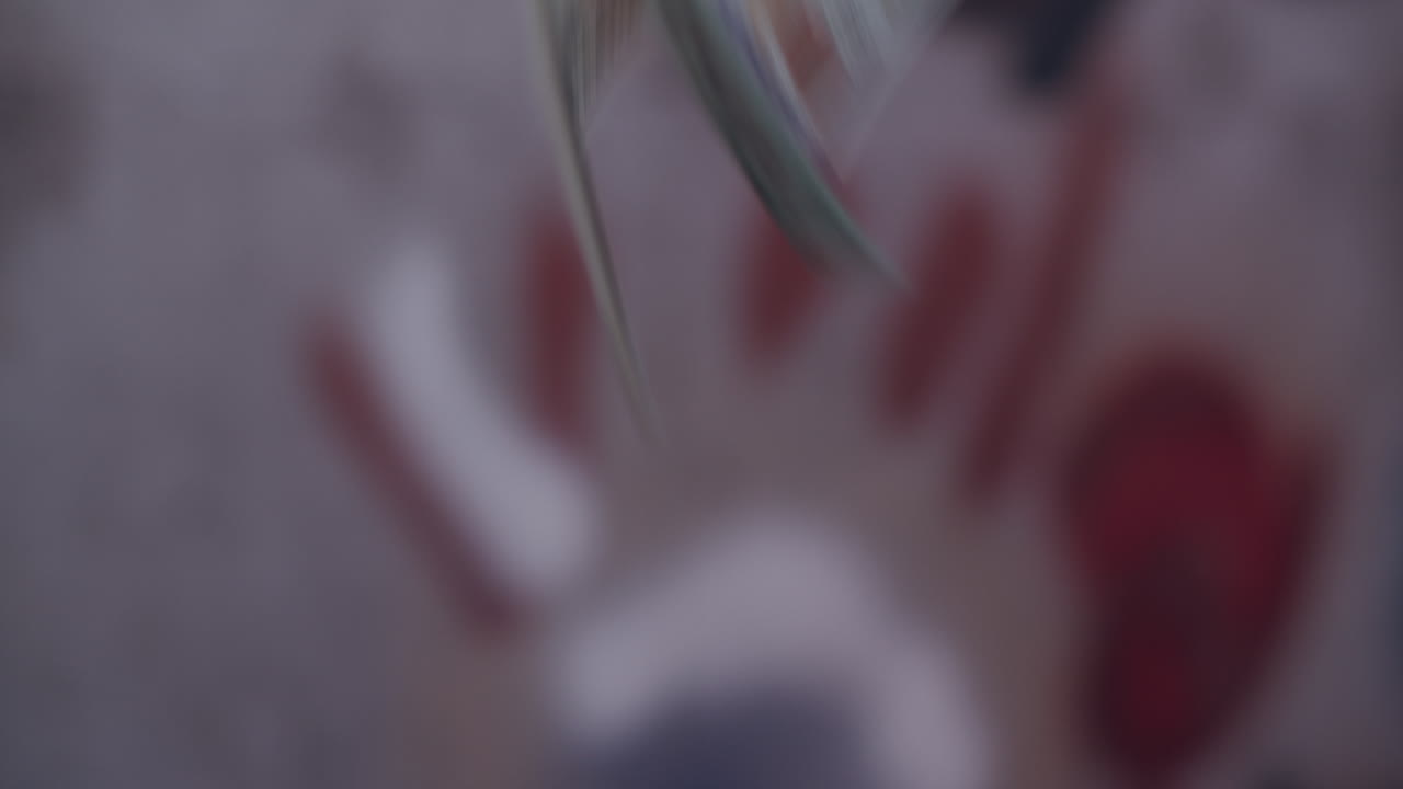 plano medio de cámara lenta de caída de dinero prop