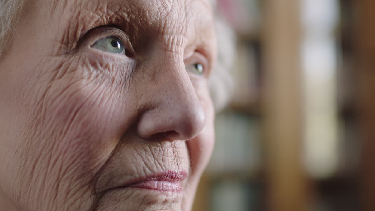 retrato en primer plano de una mujer caucásica anciana pensativa contemplativa mirando hacia arriba solitaria esperanzada