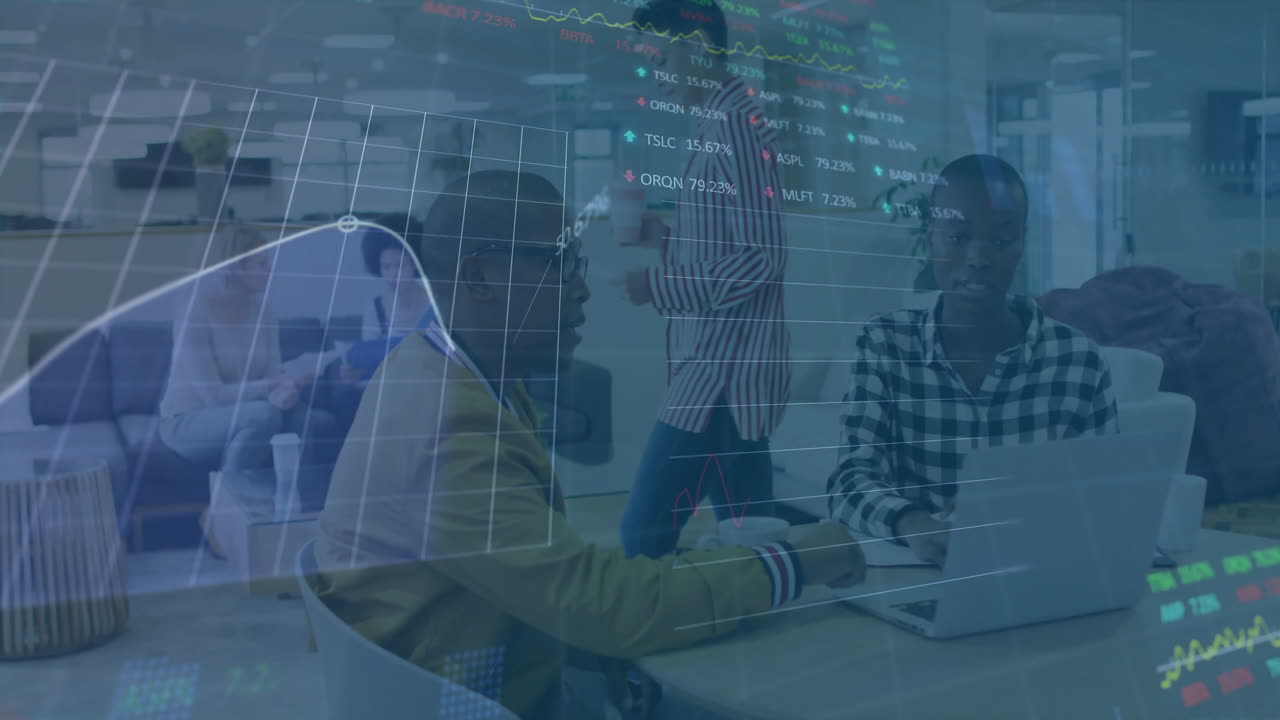 animación del procesamiento de datos financieros sobre diversas personas de negocios que usan computadoras portátiles