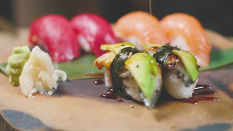 Sushi-Con-Sésamo-Y-Salsa-De-Soja