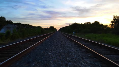 Niedrig-Und-Schnell-Die-Eisenbahnschienen-Hinunter