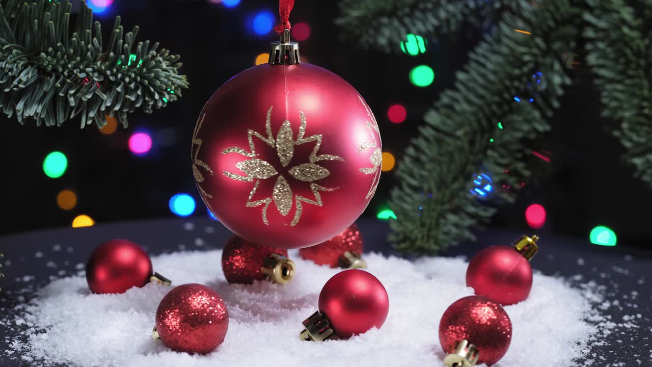 4k. juguetes de pelota roja de año nuevo en fondo bokeh. decoración navideña. fondo de vacaciones de bokeh borroso abstracto. luces de árbol de navidad parpadeando. rojo