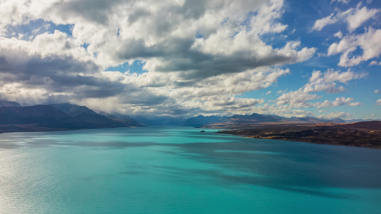 푸카키 호수 (lake pukaki) 를 가로질러 뉴질랜드의 최고봉인  산 (mount cook) 으로 가는 길을 따라 극적인 구름이 움직인다.