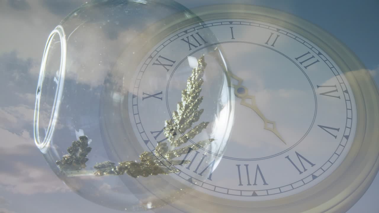 Sfera a orologio da taschino con numeri romani e foglia d'oro che ruota sopra le nuvole, con lancette in movimento.