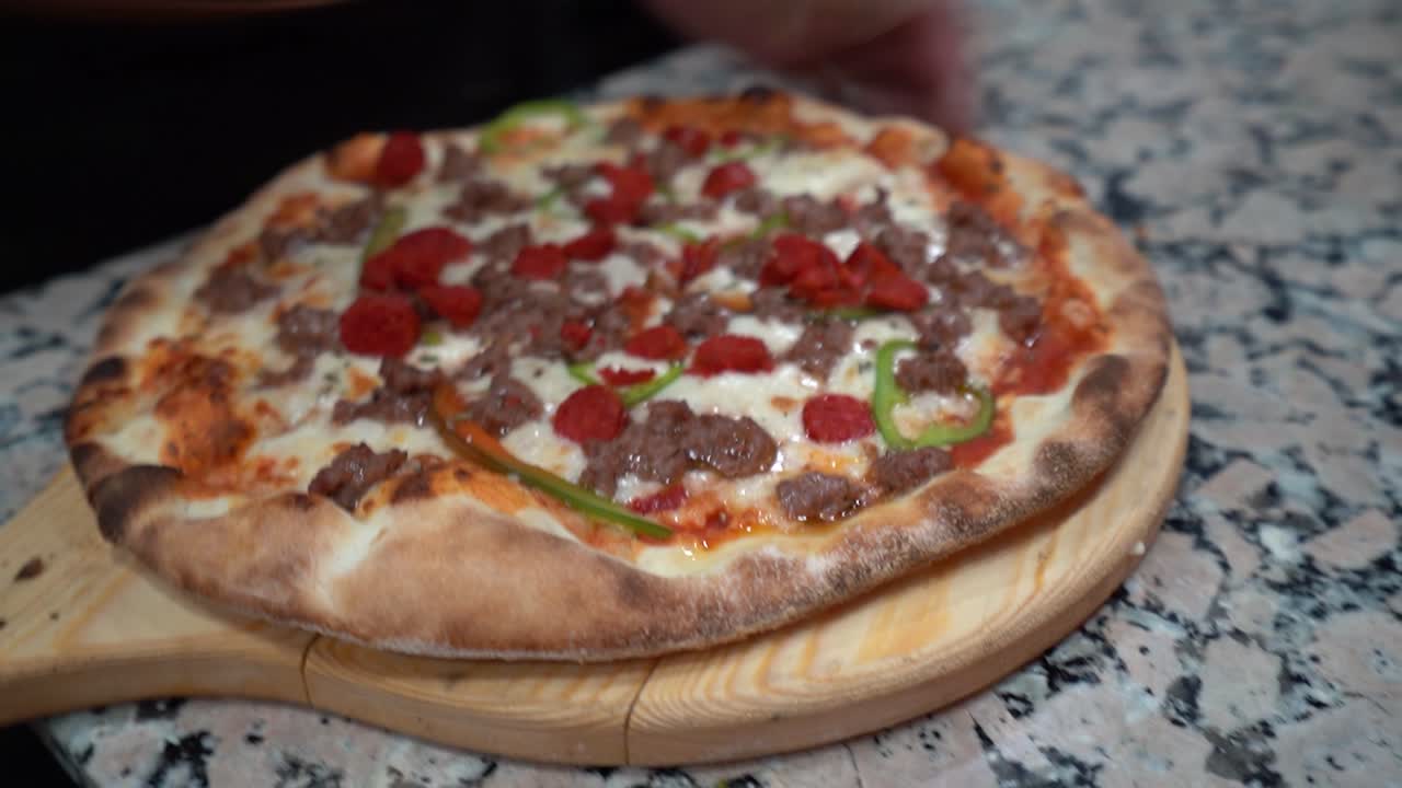 살라미 와 파프리카 를  ⁇ 은 이탈리아 피자