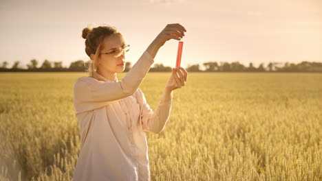 Científica-Femenina-Realizando-Investigaciones-Biológicas.-Concepto-De-Agricultura-Y-Ciencia