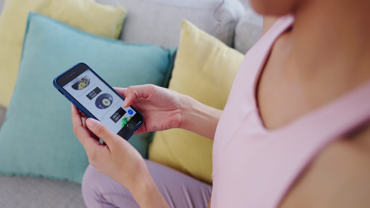 mujer, manos y teléfono en el comercio electrónico