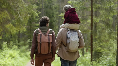 familia disfrutando del paseo por el bosque