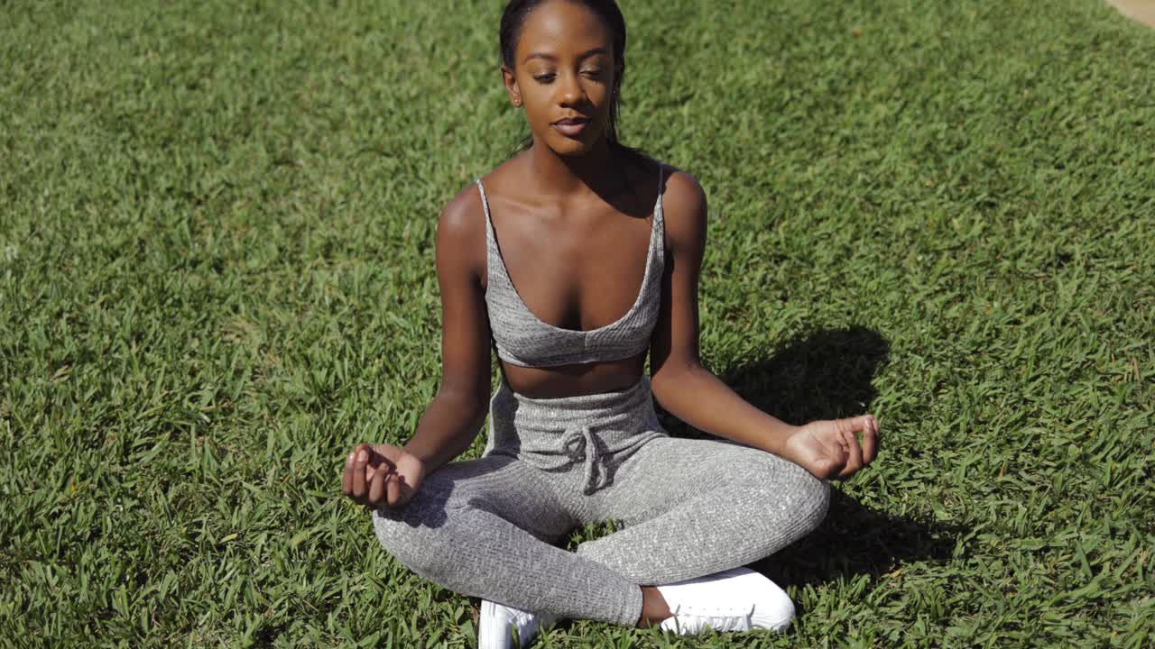 Çimde meditasyon yapan siyahi kadın