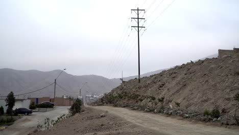 área-De-Sitio-De-Construcción-De-Bienes-Raíces-Con-Carretera-Lateral-Que-Se-Desplaza-Hacia-Abajo-Con-Aves-Volando-En-Sol-La-Molina,-Lima,-Perú