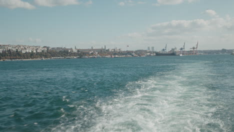 Hiperlapso-En-Un-Ferry-Con-Vistas-Al-Mar-Del-Bósforo-De-Estambul,-Sendero-De-Barco-Con-Burbujas-De-Espuma-Blanca-En-Un-Hermoso-Día-Soleado-Con-Cielo-Azul-Y-Nubes