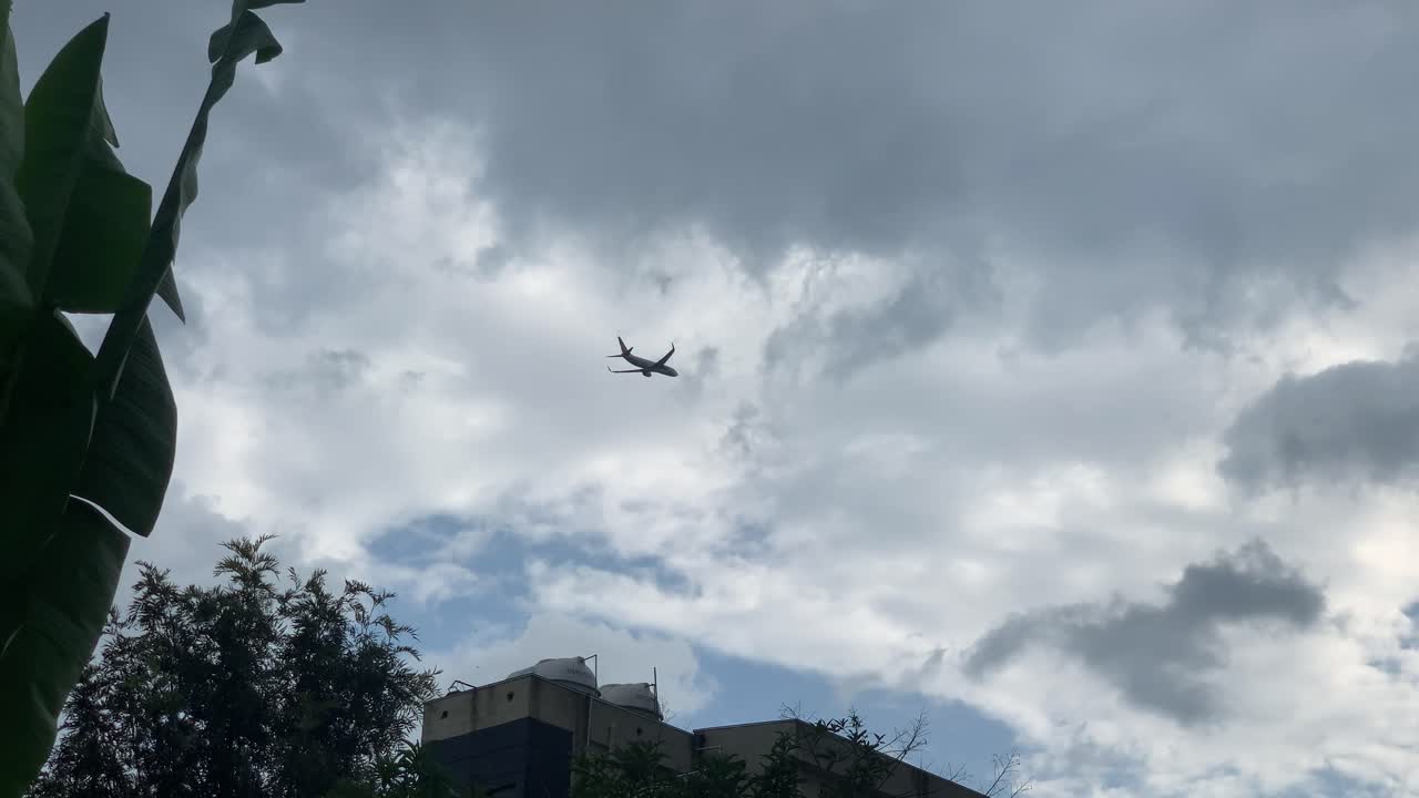 에티오피아 항공 비행기가 후드 근처를 날고 목적지 여행자로 향하고 있습니다.