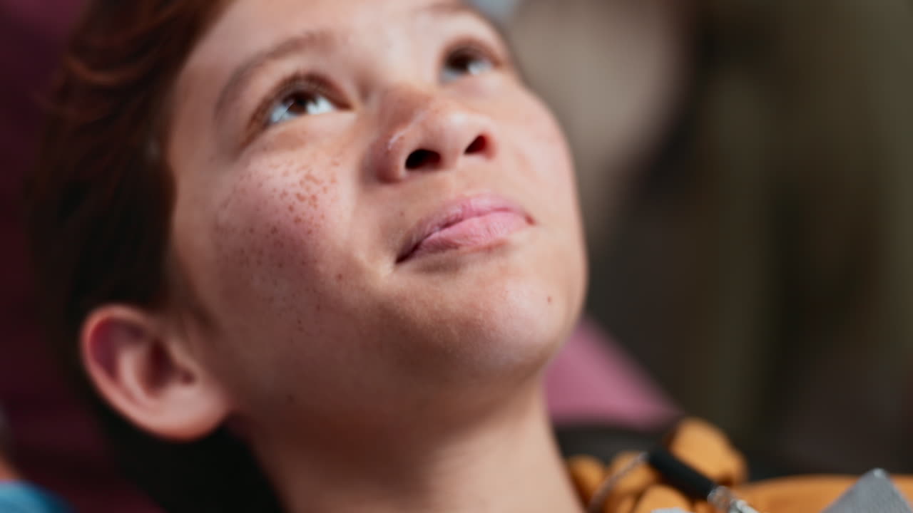 un niño con aparatos ortopédicos sonriendo para la cámara