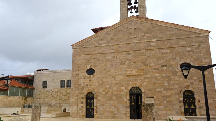 Vista Esterna con Movimento Verticale della Facciata della Chiesa Greco-Ortodossa di San Giorgio a Madaba, Giordania. Che mostra un Famoso Sito Religioso Storico, Patrimonio Culturale, Destinazione Culturale, Turismo di Viaggio in Giordania