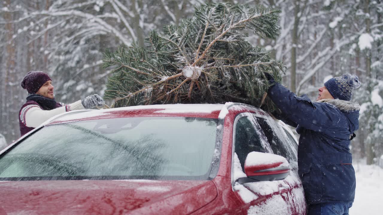 hombre con padre mayor casi listo para la navidad
