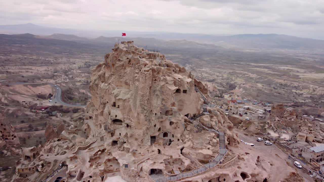 filmando la parte superior del castillo de uchisar en la región de capadocia, turquía