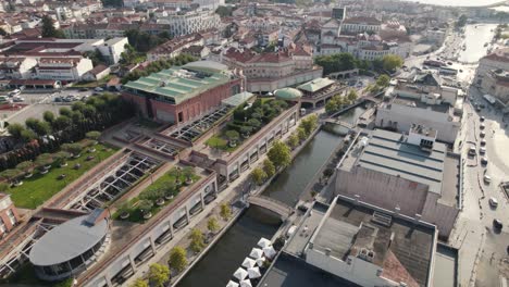 Canal-De-Agua-En-El-Centro-De-La-Ciudad-De-Aveiro,-Portugal