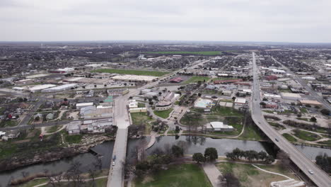 drohnen-aufnahme von san angelo, der historischen innenstadt von texas und dem concho river