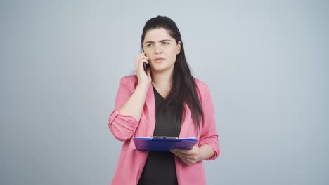 la mujer de negocios recibe malas noticias y se enoja.