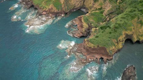 la costa rocosa de la isla de santa maría, azores, vista desde el aire