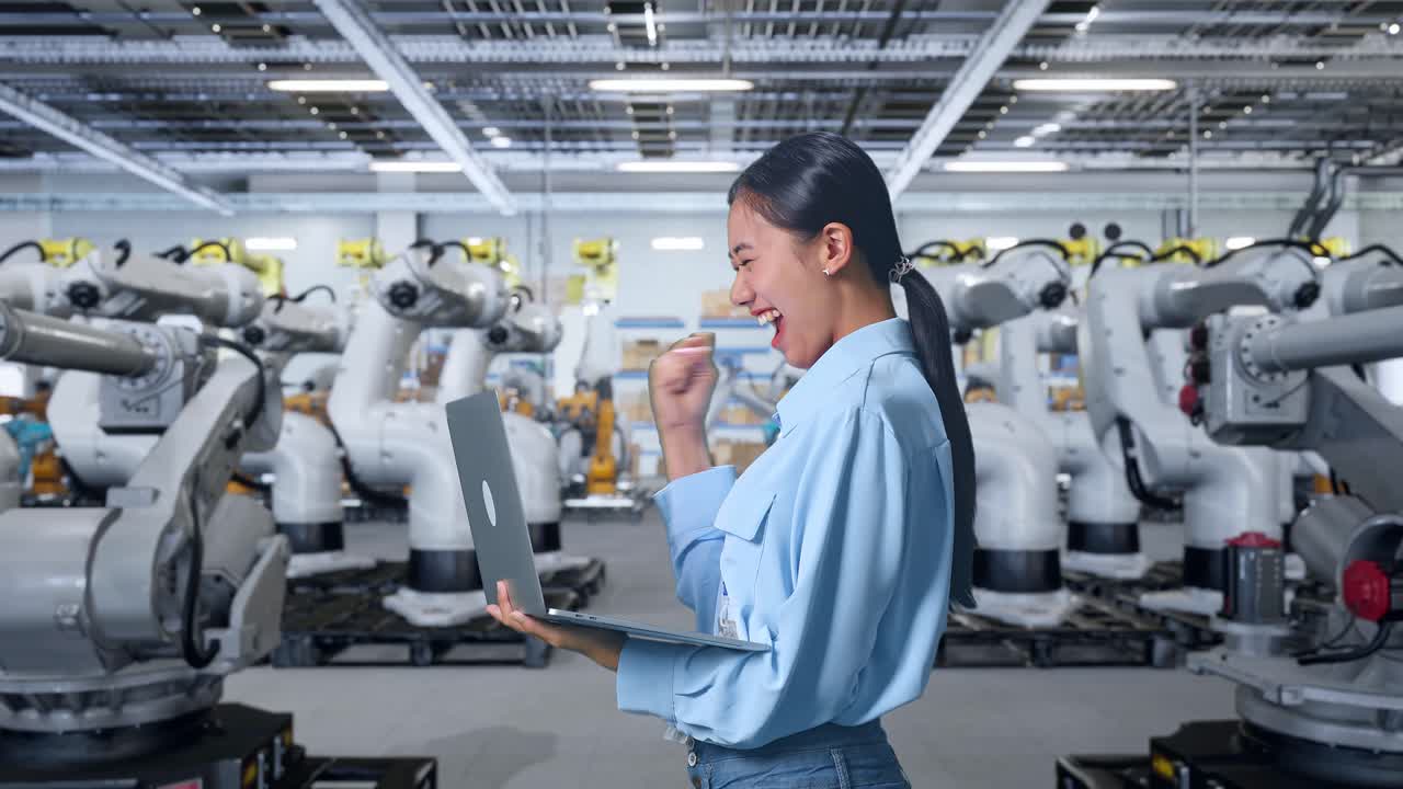 로이 있는 공장에서 노트북을 사용하는 행복한 엔지니어